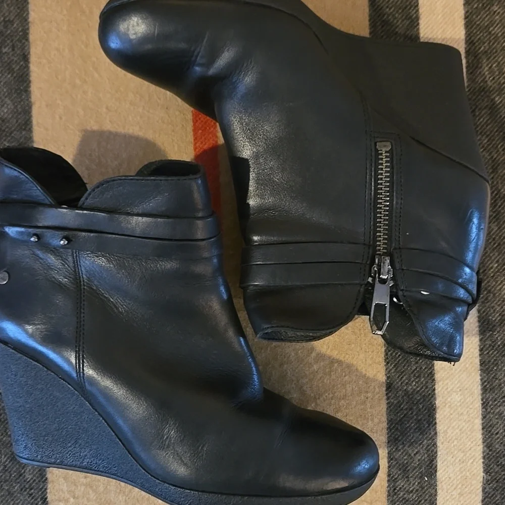 UGG Black Ankle Booties W Straps Sz 5.5 - Picture 3 of 8